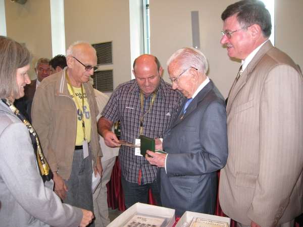 Pavel König a Branislav Delej odovzdávajú odznaky spoločnosti Juanovi Antoniovi Samaranchovi, Varšava 2009.